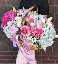 Композиция солнечный день в Дмитриевке Цветочная композиция из Розы, Хризантемы, Пионы и Лизиантусы в корзине в Дмитриевке
