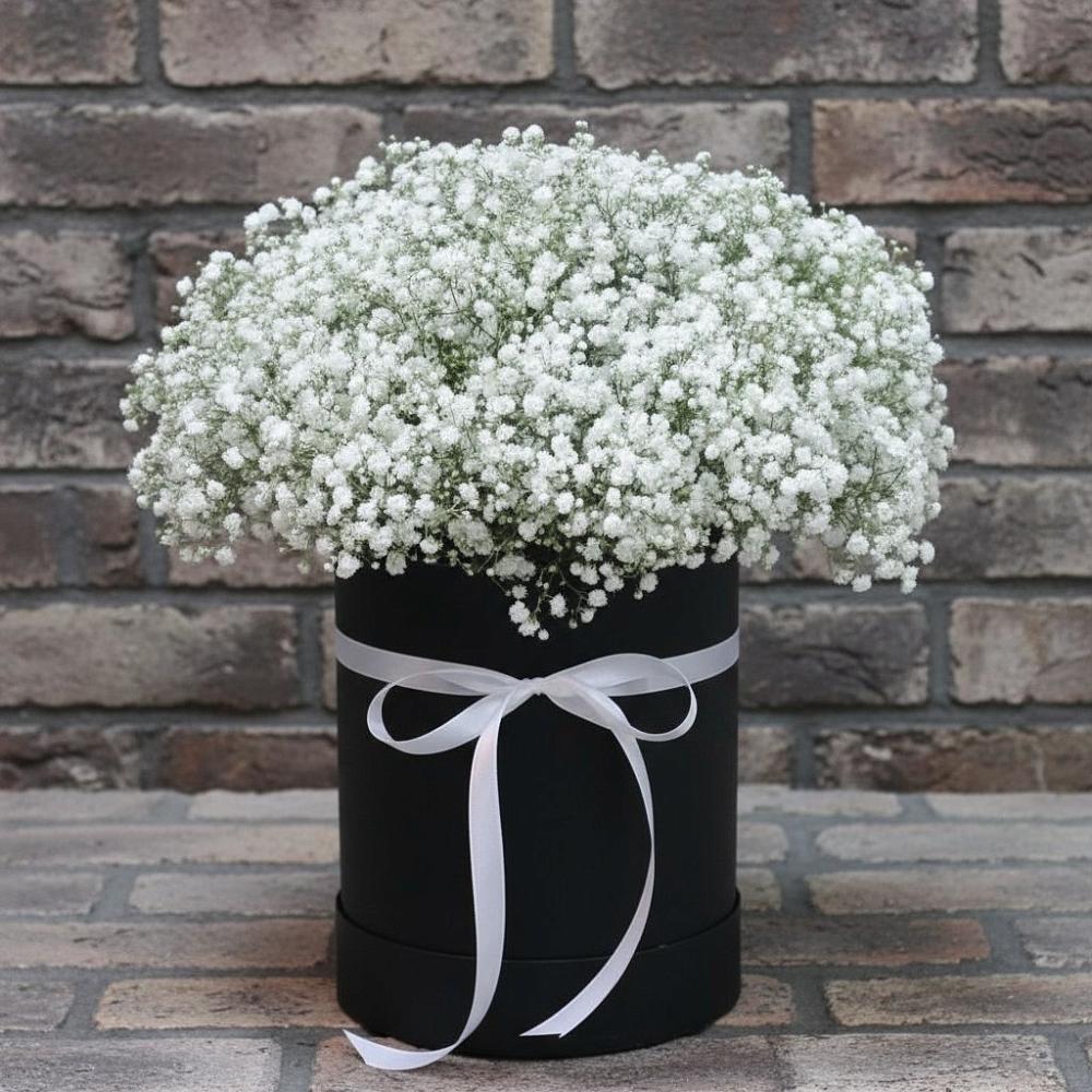 Цветочная композиция из Гипсофила в шляпной коробке в Дмитриевке