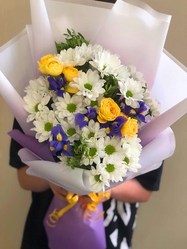Букет цветов из: Ирисы, Хризантемы и Розы в Дмитриевке