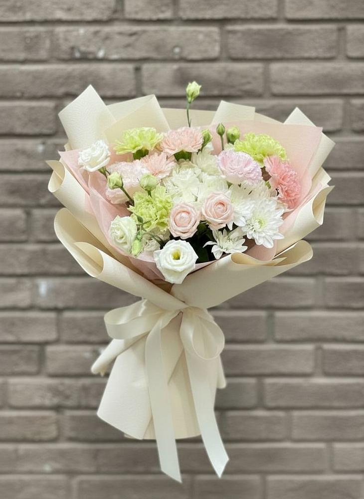 Букет цветов из: Гвоздики, Розы, Лизиантусы и Хризантемы в Дмитриевке