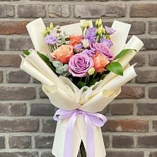 Букет цветов из:  Лизиантусы и Розы в Дмитриевке