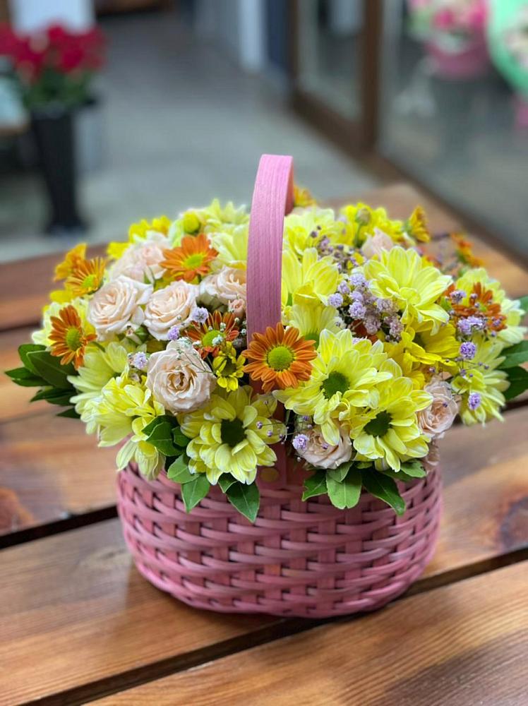Цветочная композиция из Хризантемы и Розы в корзине в Дмитриевке