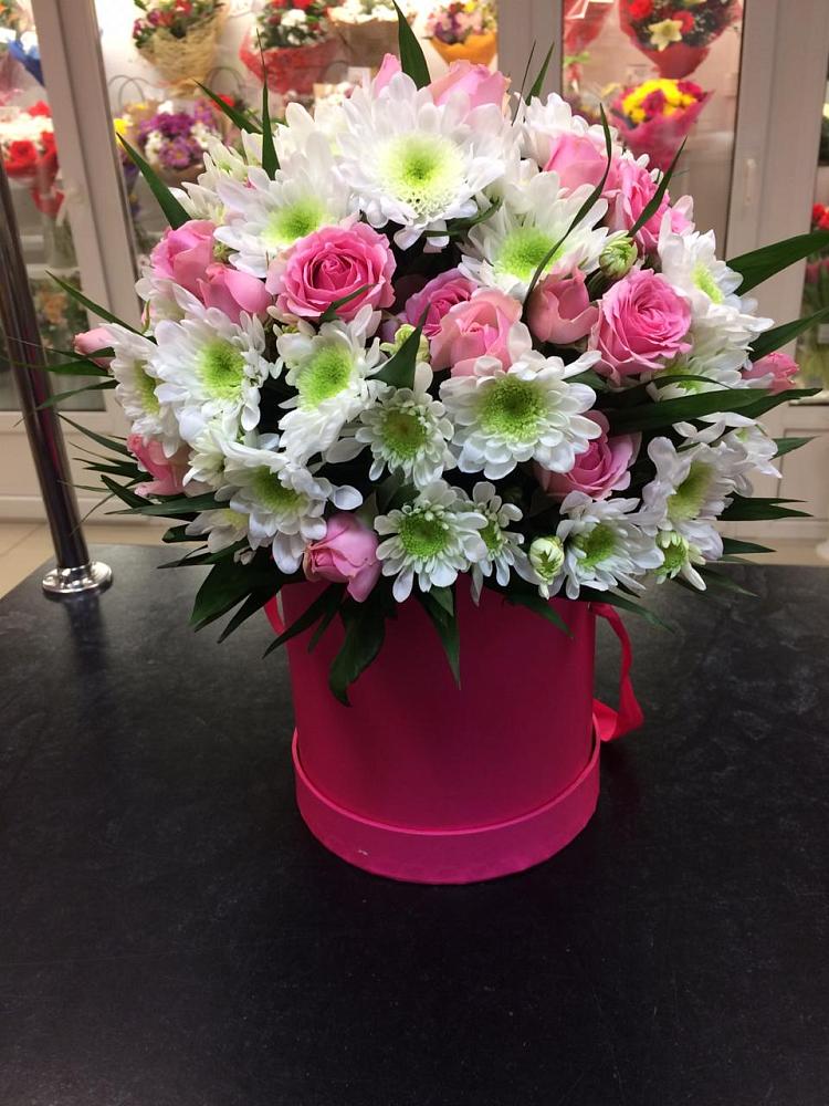 Цветочная композиция из Розы и Хризантемы в шляпной коробке в Дмитриевке