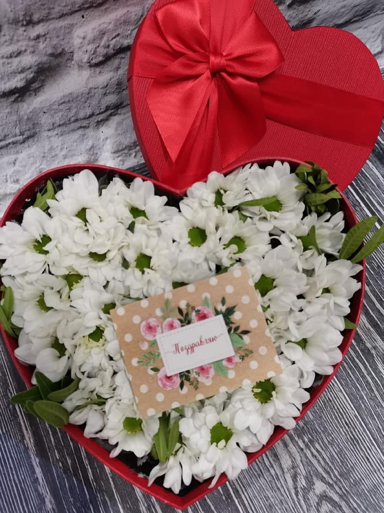 Цветочная композиция из Хризантемы в виде сердца в Дмитриевке