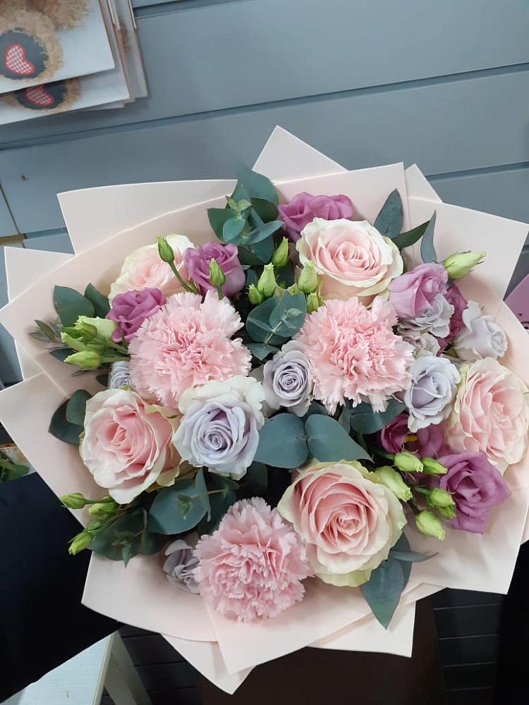 Букет цветов из: Розы, Гвоздики и Лизиантусы в Дмитриевке