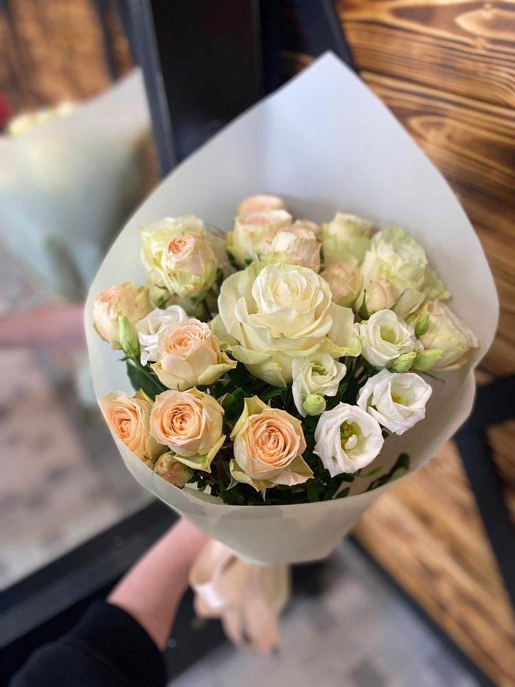 Букет цветов из: Розы и Лизиантусы в Дмитриевке